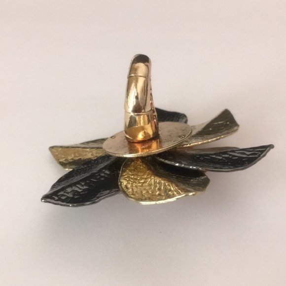 Awesome Flower Cocktail Ring - Picture 7 of 10